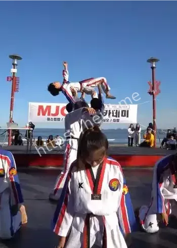 韩国阅兵式跆拳道失误