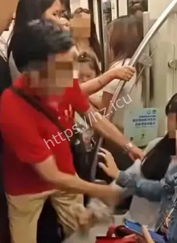 老人拉拽爱心座女孩