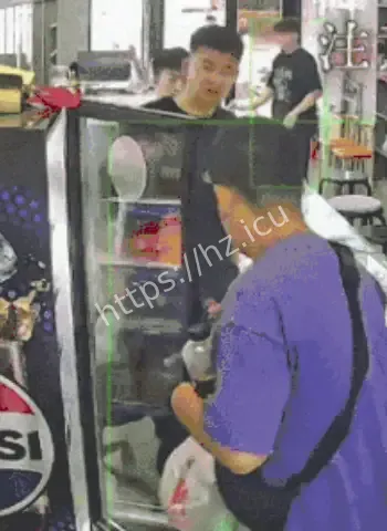 男孩进店拿饮料就跑